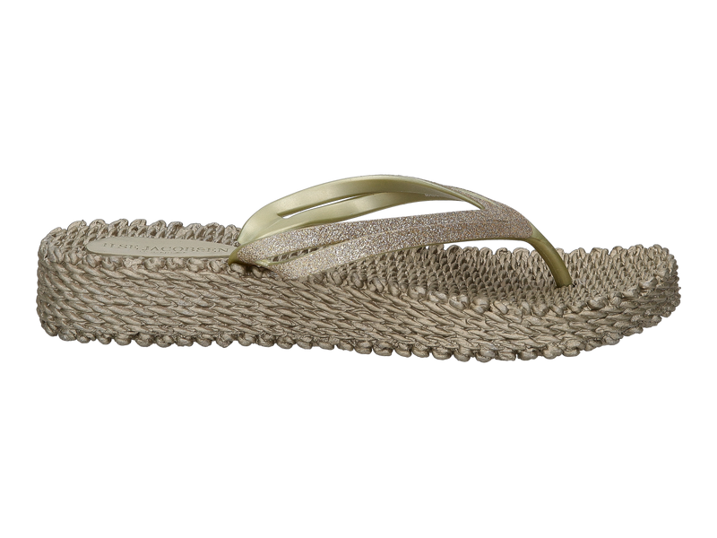 Voir le produit 'Ilse Jacobsen Tongues Or' (en anglais) Ilse Jacobsen Tongues Or