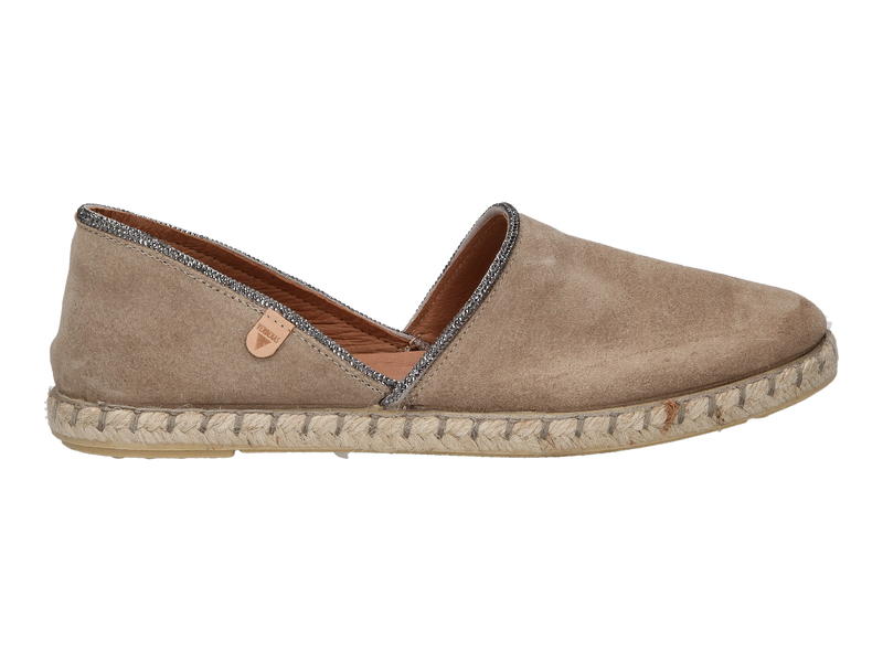 Voir le produit 'Verbenas Espadrilles Taupe' (en anglais) Verbenas Espadrilles Taupe