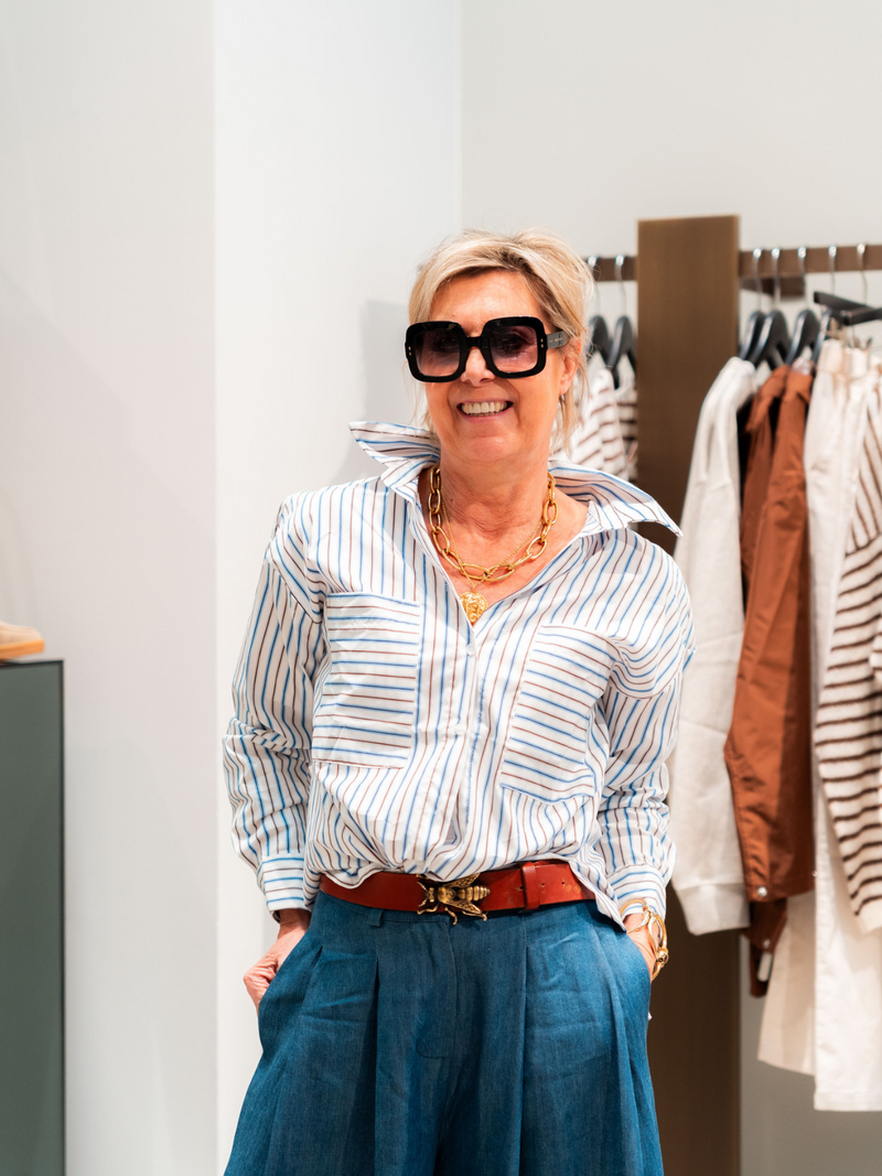 Voir le produit 'Black Rose Blouses Bleu' (en anglais) Black Rose Blouses Bleu