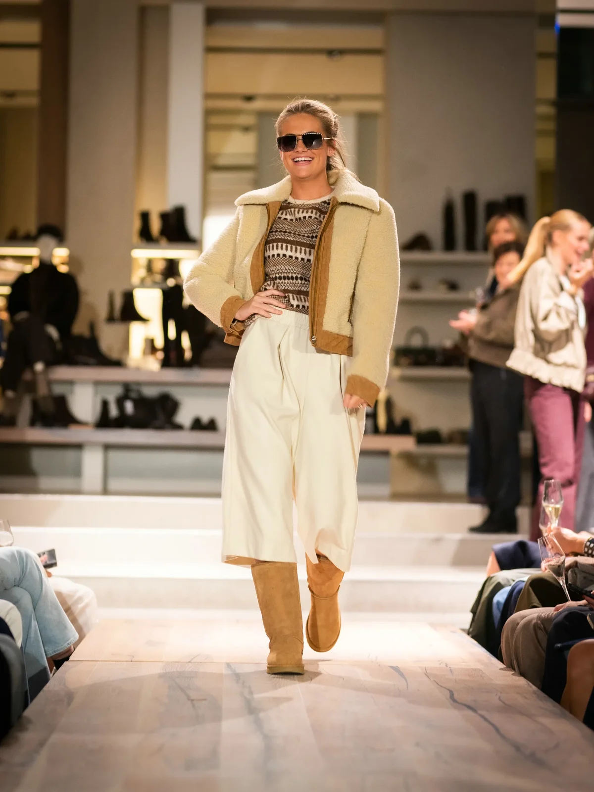 Beige teddyjas met cognac, beige short en cognac suede boots