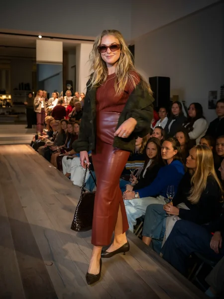 Biker chic met bordeauxrode leren jurk en bruine veterschoen