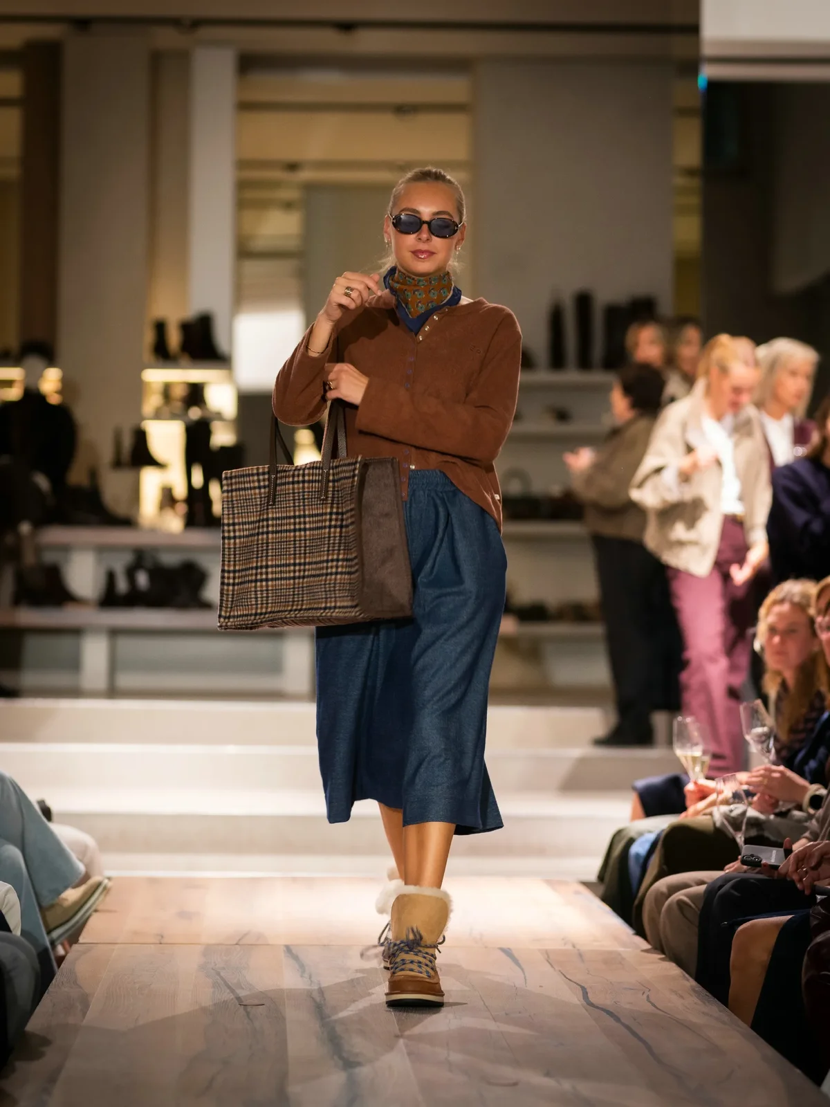 Casual chic dameslook met Black Rose trui, Arsène et les Pipelettes sjaal en UGG-boots