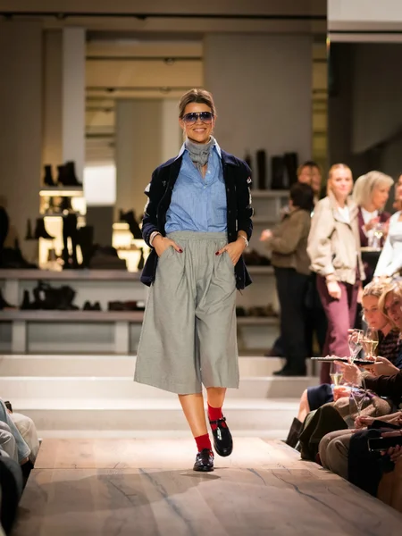 Blauwe Blouse met Grijze Culotte, Navy Blazer en Rode Sokken