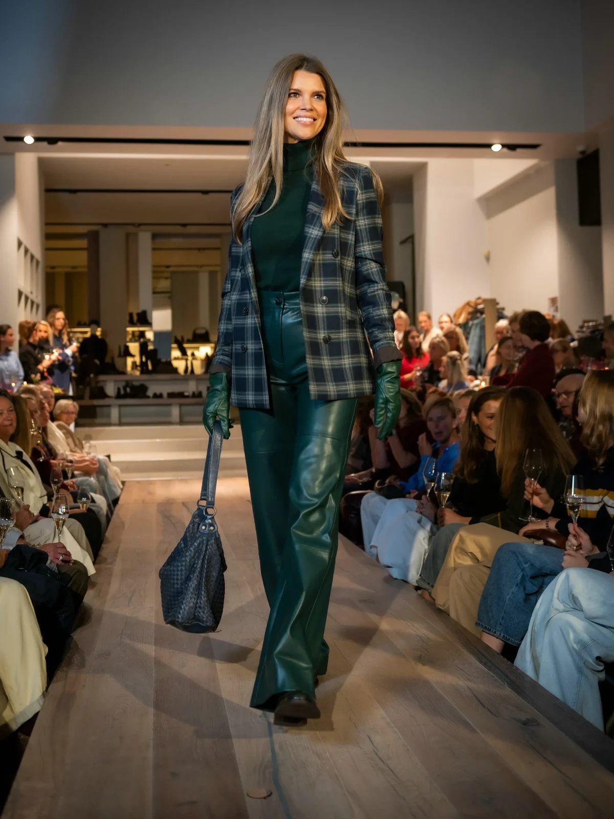Geruite Blazer met Donkergroene Leren Broek en Coltrui