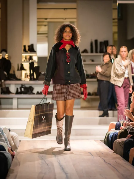 Geruite rok met rode accenten