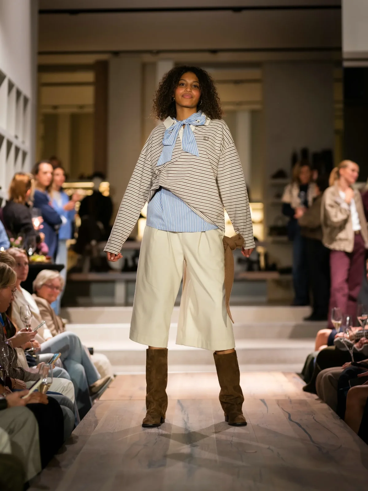 Gestreepte lagen met een lichtblauwe blouse