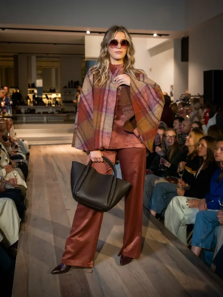 Roodbruine lederen look met geruite ponchojas