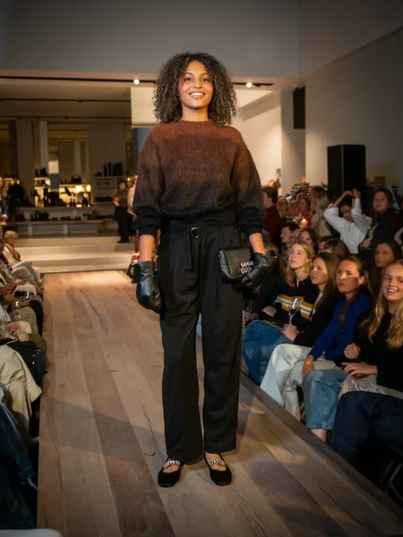 Bruine knitwear met zwarte pantalon