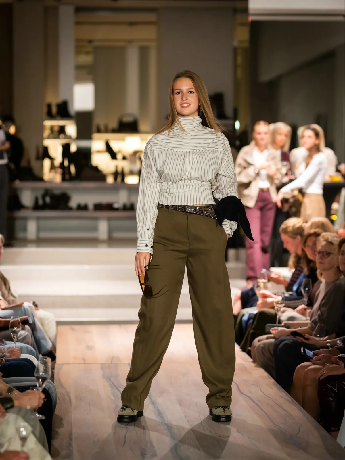 Zwarte blouse met kaki broek en groene veterschoenen