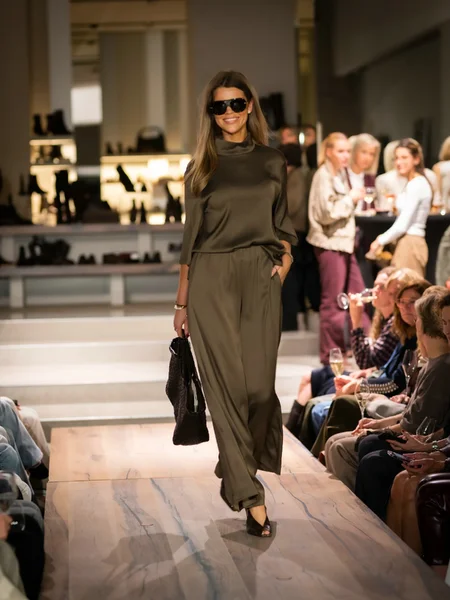 Olijfgroene Satijnen Blouse met Wijde Pantalon