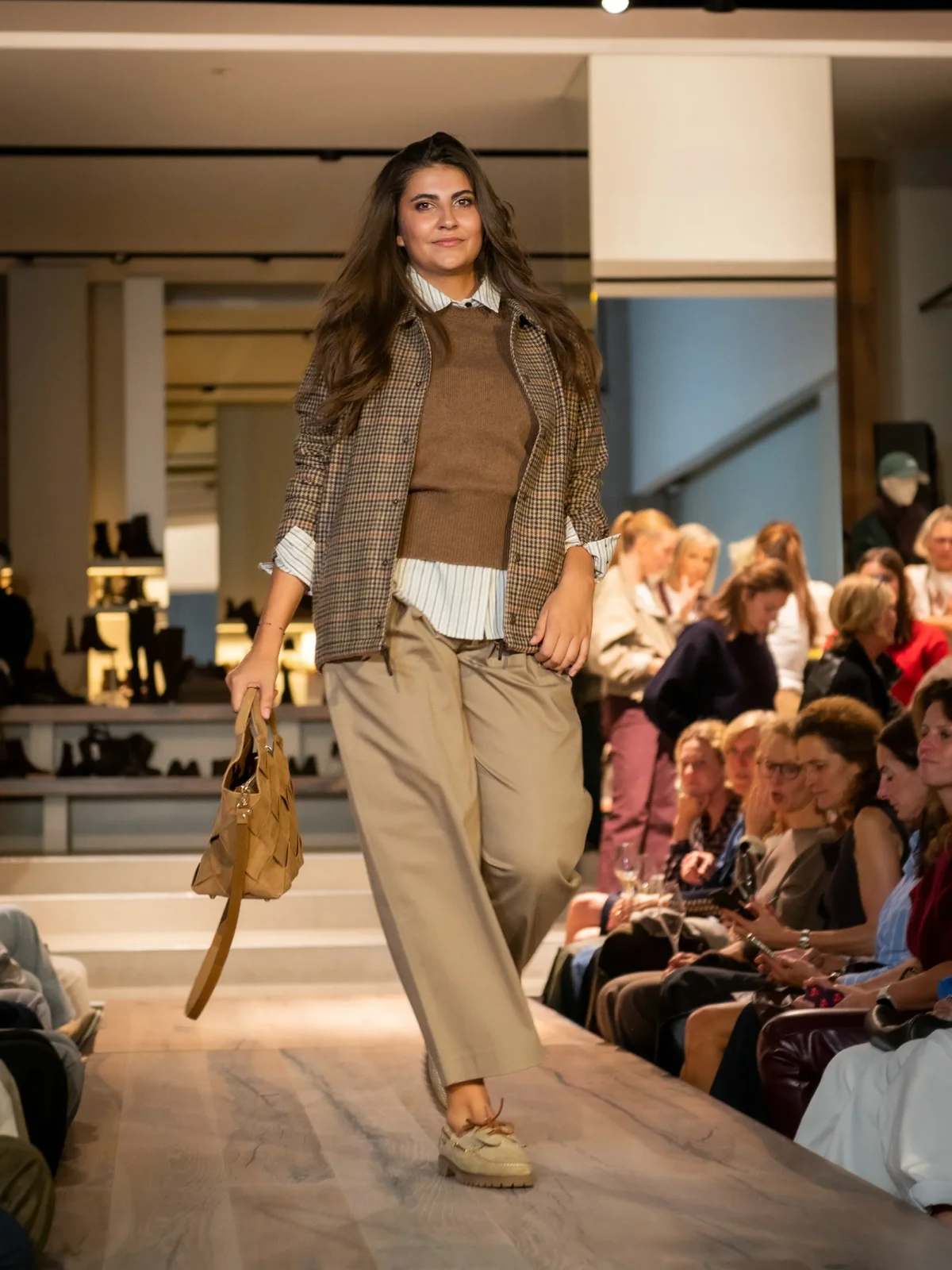 Bruine blazer met debardeur, zwarte blouse en beige boots