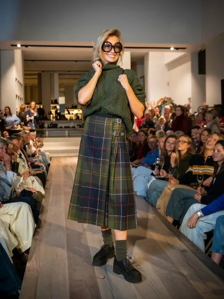 Kaki trui met groene rok en bruine veterschoenen